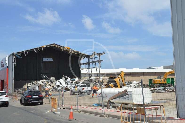 Los trabajos avanzan a buen ritmo y prácticamente ya no queda nada de la antigua nave de Hierros Canarias (Foto TA)
